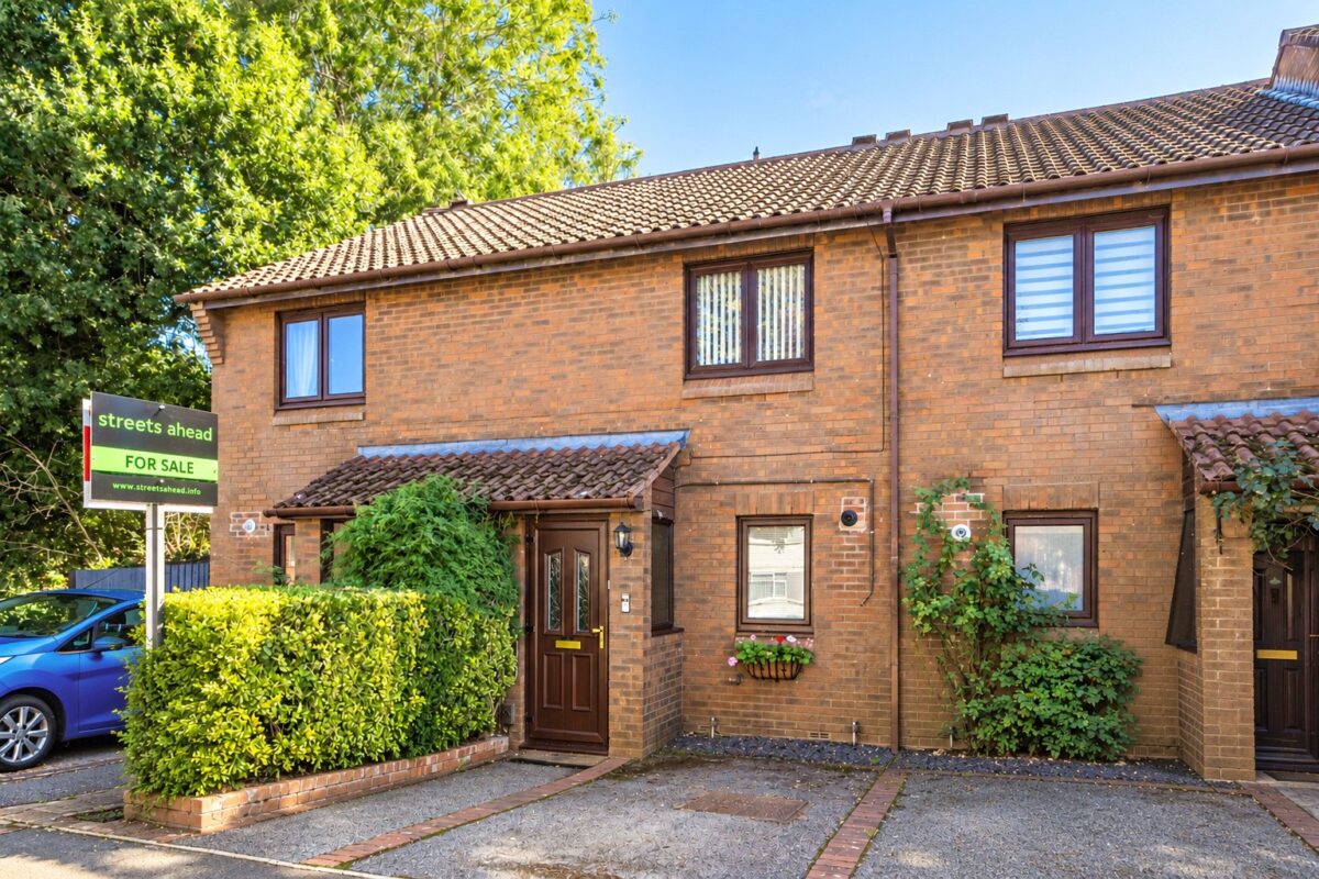 cousah_cou160215_img_00.jpg Goodenough Way, Coulsdon, CR5, photo 1