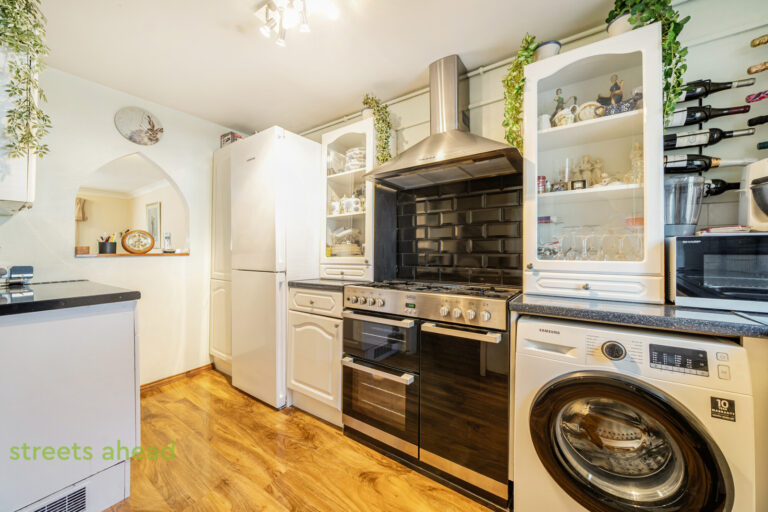 cousah_cou160215_img_08.jpg Goodenough Way, Coulsdon, CR5, photo 9
