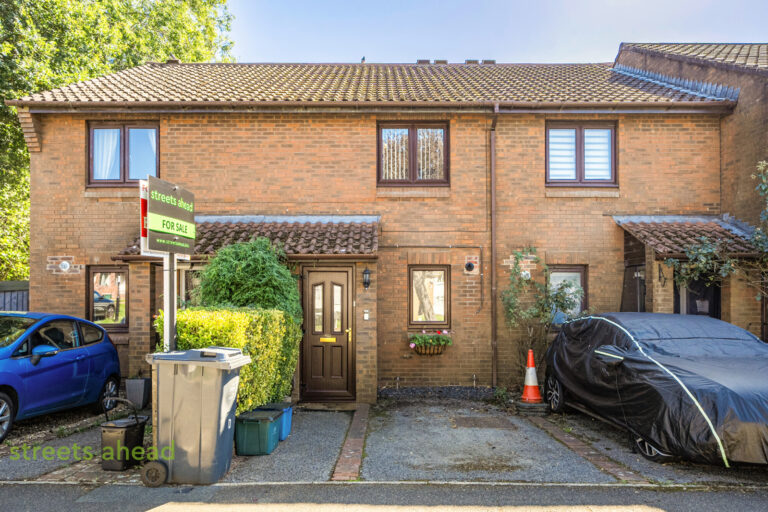 cousah_cou160215_img_18.jpg Goodenough Way, Coulsdon, CR5, photo 19
