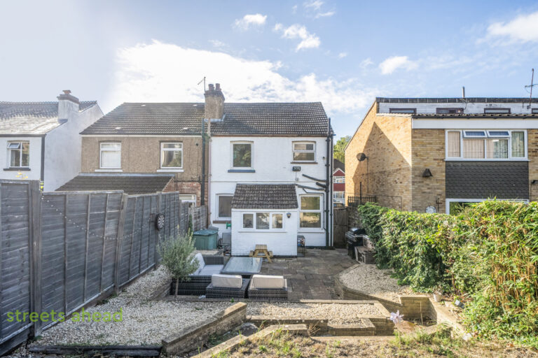 cousah_pur260149_img_15.jpg Chipstead Valley Road, Coulsdon, CR5, photo 16