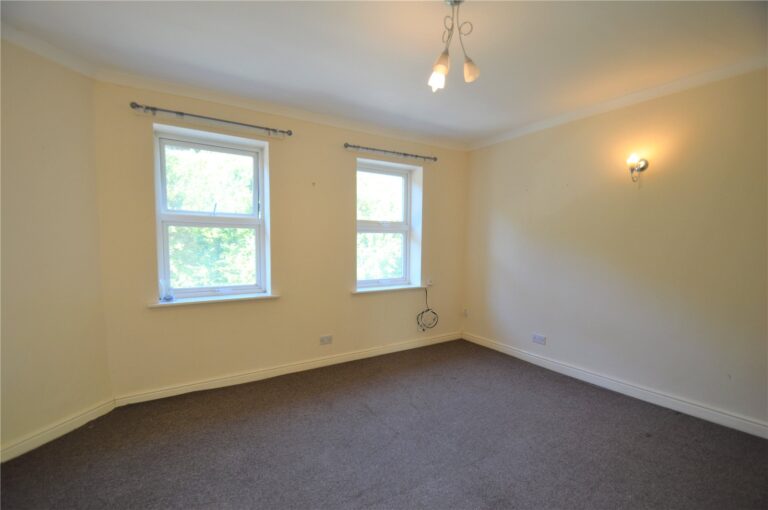 pursah_pur150164_l_img_01.jpg Godstone Road, Kenley, CR8, photo 2