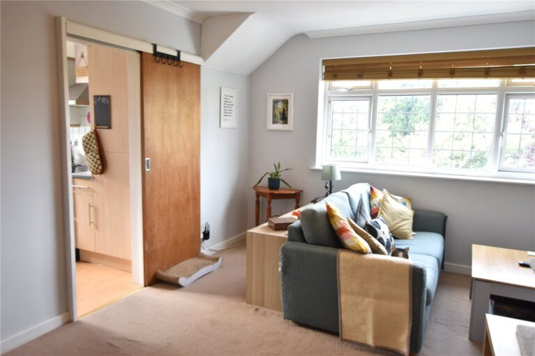 pursah_pur260184_l_img_02.jpg Epsom Road, Epsom, Surrey, KT17, photo 3