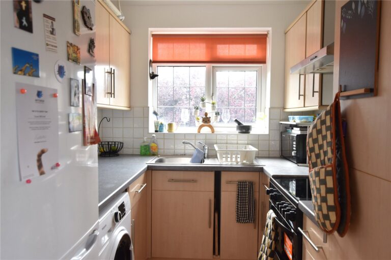 pursah_pur260184_l_img_11.jpg Epsom Road, Epsom, Surrey, KT17, photo 12