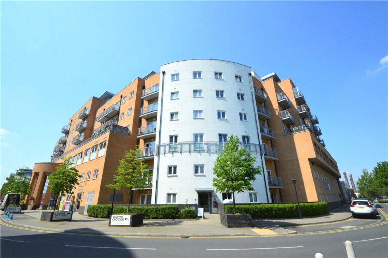 scrsah_scr210670_l_img_00.jpg Whitestone Way, Croydon, photo 1