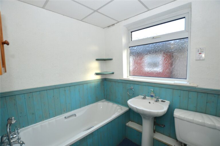 snwsah_rpt130299_l_img_02.jpg Birchanger Road, London, SE25, photo 3