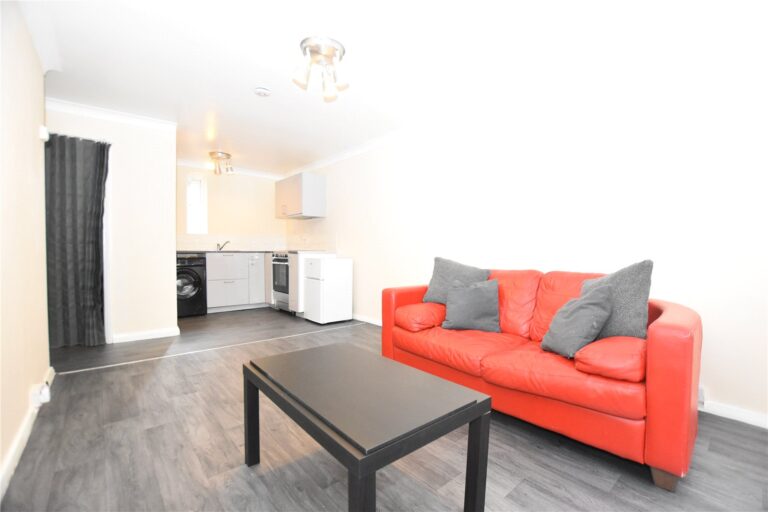 Whitehorse Lane, London, SE25, photo 2