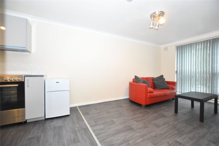 Whitehorse Lane, London, SE25, photo 3